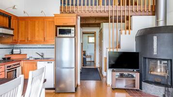 Frigorífico, microondas, lavavajillas y utensilios de cocina