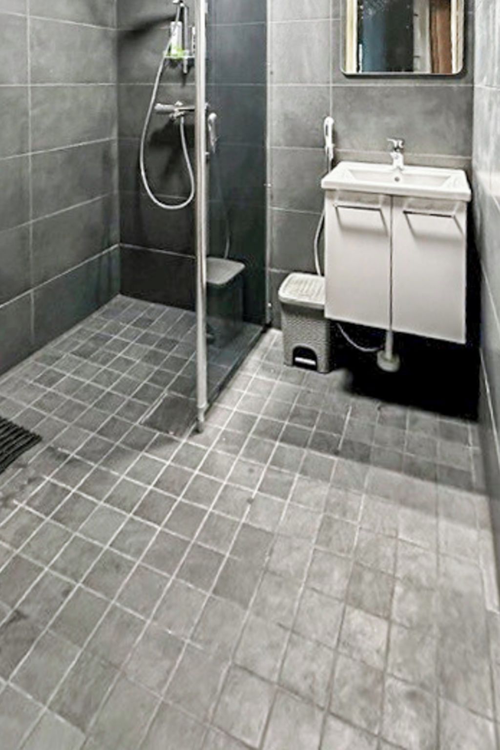 Un baño con ducha, inodoro y lavamanos.