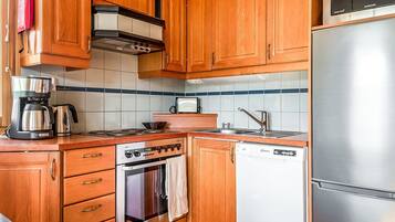 Fridge, microwave, dishwasher, cookware/dishes/utensils