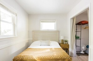 4 quartos, ferros/tábuas de passar roupa, berço de viagem