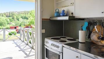 Jääkaappi, uuni, liesi, kahvin-/teenkeitin