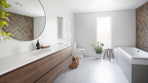 Badewanne, Haartrockner, Handtücher