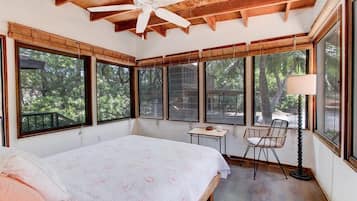 5 makuuhuonetta, työpöytä, silitysrauta/-lauta, vauvan matkasänky