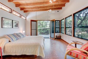 5 chambres, bureau, fer et planche à repasser, lit parapluie