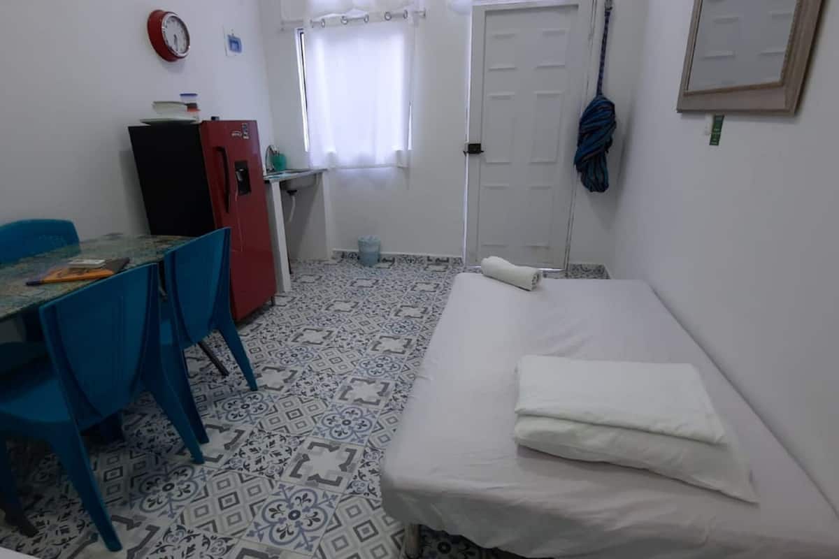 1 habitación, tabla de planchar con plancha, wifi gratis y ropa de cama