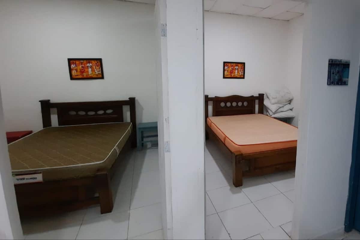 1 habitación, tabla de planchar con plancha, wifi gratis y ropa de cama