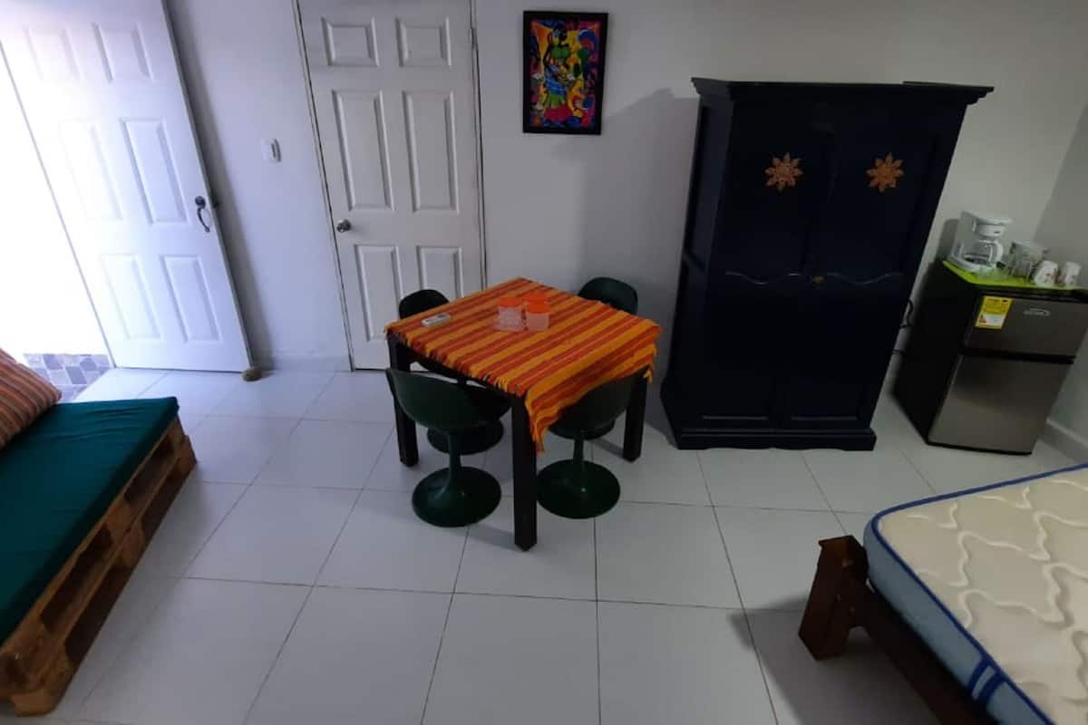 1 habitación, tabla de planchar con plancha, wifi gratis y ropa de cama