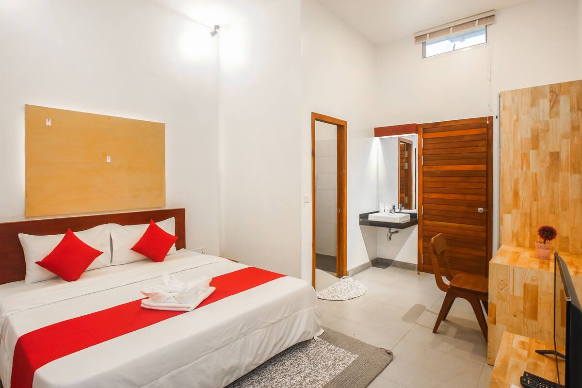 Estudio estándar, 1 cama de matrimonio grande, cocina, planta baja (Apartment) | Ropa de cama de alta calidad y escritorio