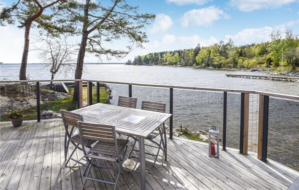 Outdoor dining - 3 bedroom beautiful home in Lidköping (Lidköping)