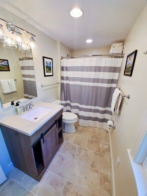 Bathtub, hair dryer, towels, soap - Cleveland's Urban Oasis (Cleveland)