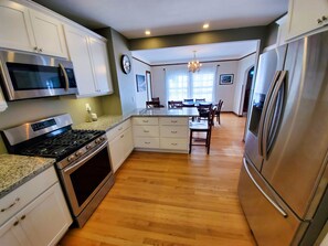 Fridge, microwave, oven, stovetop - Cleveland's Urban Oasis (Cleveland)