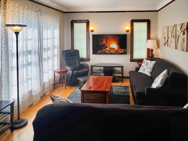 Smart TV, stereo - Cleveland's Urban Oasis (Cleveland)