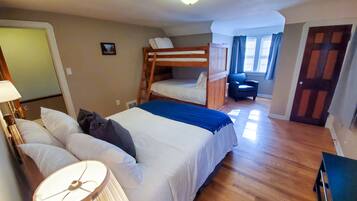 3 bedrooms, desk, iron/ironing board, free WiFi
