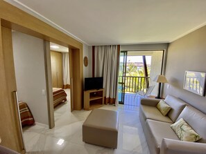 Televisor intel·ligent, futbolí i taula de tennis de taula 