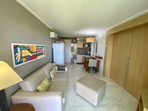 Televisor intel·ligent, futbolí i taula de tennis de taula 