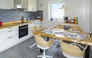 ثلاجة، موقد طهي مسطح، غسالة أطباق، ماكينة لصنع القهوة/الشاي