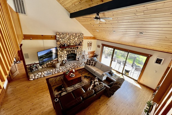 Grand living room, wood burning fire place and smart TV (queen sleeper sofa)