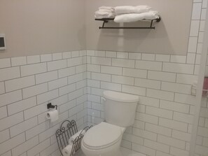 Toallas, jabón, papel de baño 