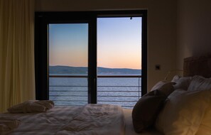 4 bedrooms, travel cot, free WiFi, bed sheets
