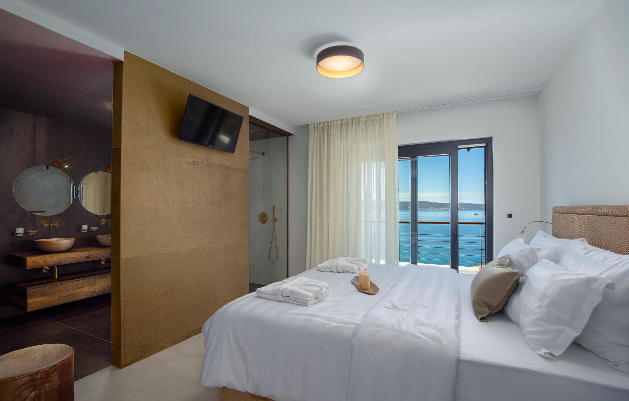 4 bedrooms, travel crib, WiFi (free)