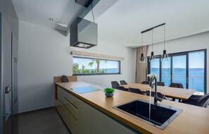 Frigorífico, horno, placa de cocina y lavavajillas