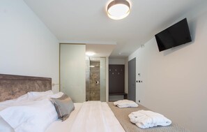 4 bedrooms, travel cot, free WiFi, bed sheets