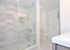 Dusj, hårføner, håndklær og såpe