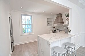 Kylskåp, mikrovågsugn, ugn och spishäll