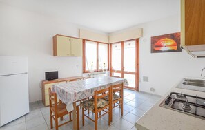 Refrigerador, parrilla de estufa y utensilios de cocina 