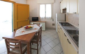 Køleskab, kogeplade, køkkentøj/tallerkener/redskaber