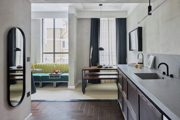 Superior Studio | Caja fuerte, escritorio, espacio para trabajar con un portátil