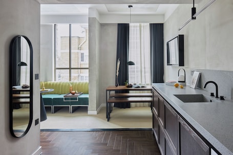 1 habitación, caja de seguridad en la habitación y escritorio