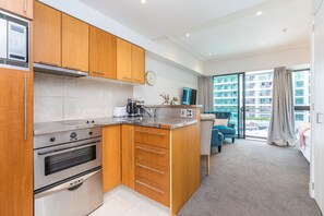 Private kitchen - Comfortable & Cozy - Newly Furnished `Quays` (Auckland)