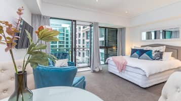 Schreibtisch, Bügeleisen/Bügelbrett, WLAN