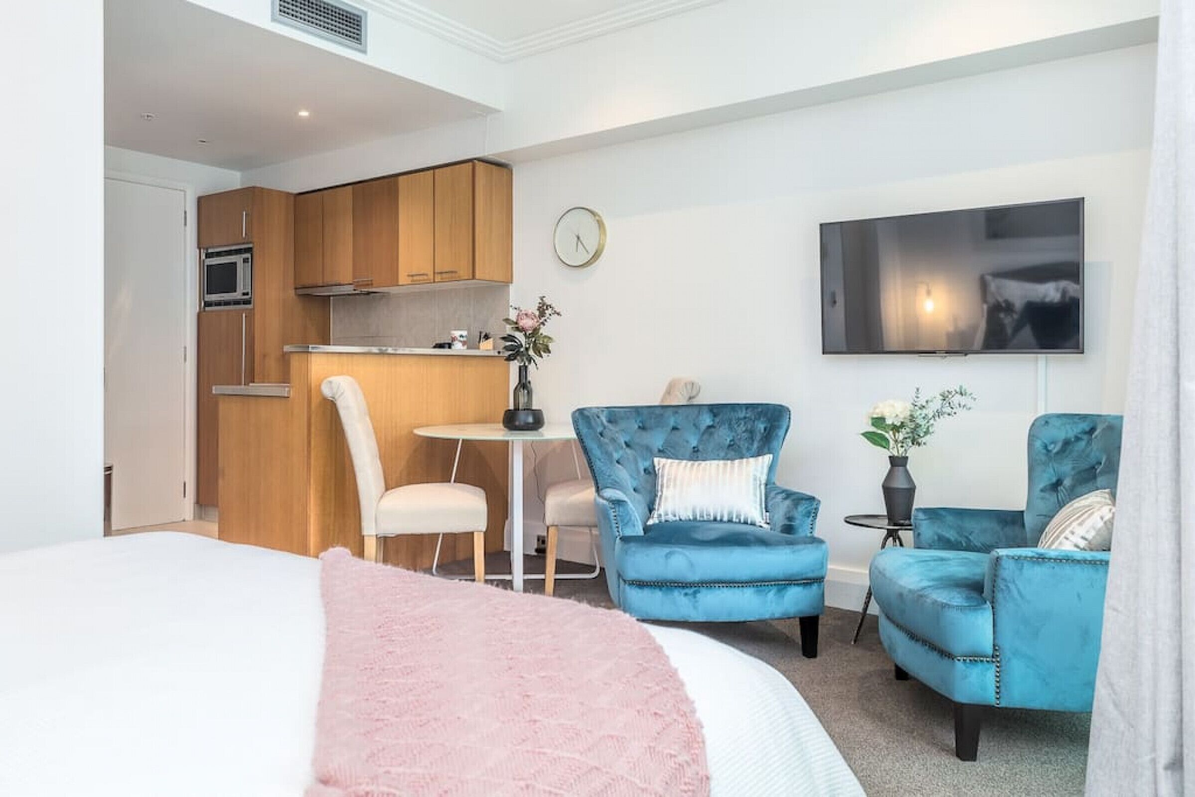 Schreibtisch, Bügeleisen/Bügelbrett, WLAN