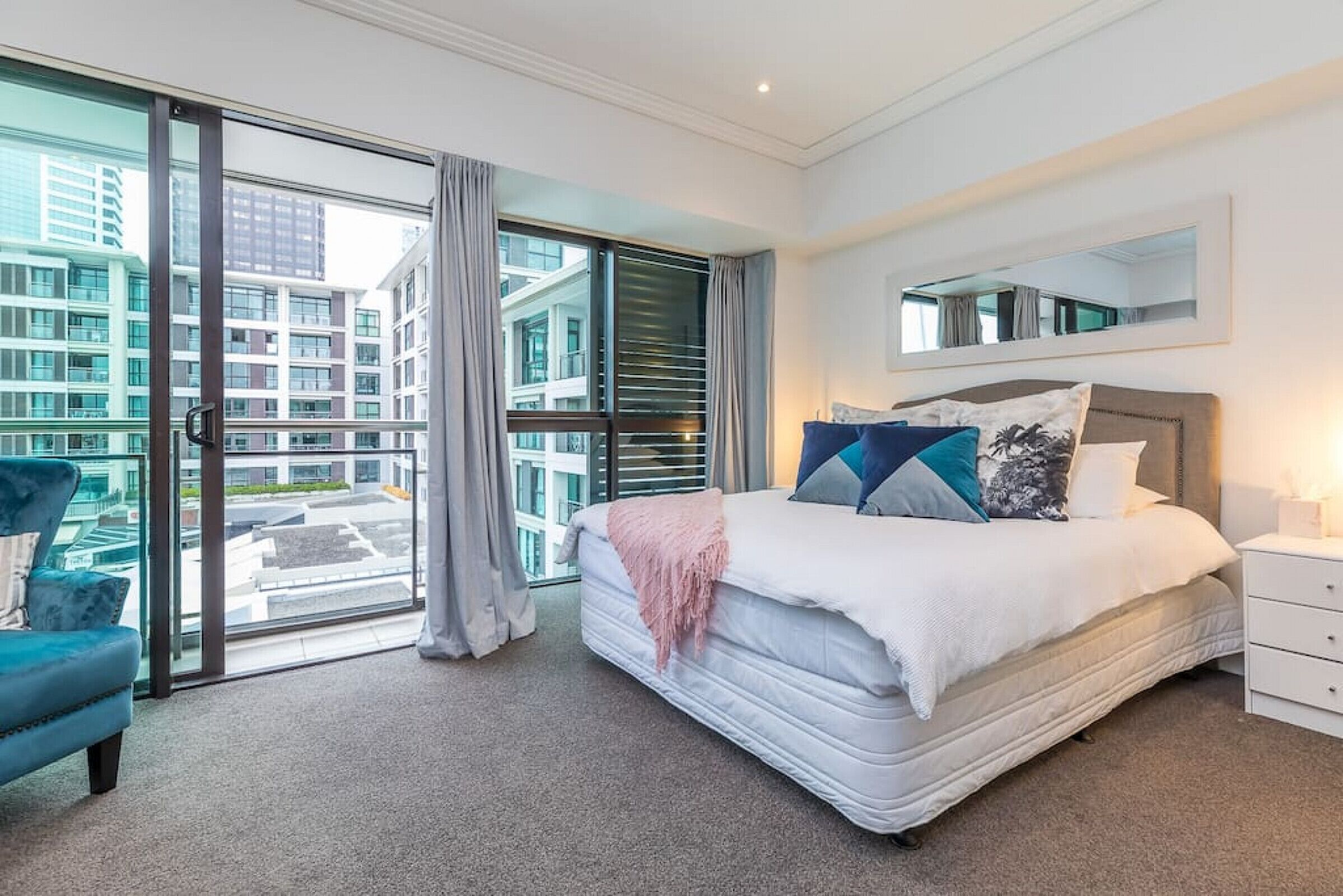 办公桌、熨斗/熨衣板、WiFi