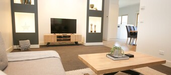 22 RIVERSIDE : Bright