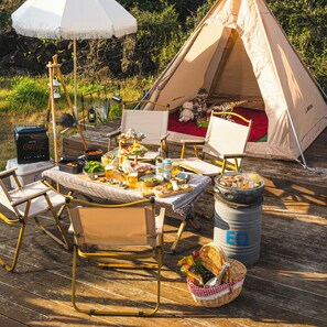 Se sirven desayunos y cenas, parrillada