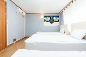 Shared Dormitory, Women Only for 3 pax / Private Bathroom (3 pax / price per person) | Hochwertige Bettwaren, individuell dekoriert, Verdunkelungsvorhänge