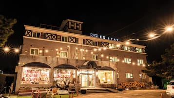 ุงูู
ูุดุฃุฉ ู
ู ุงูุฎุงุฑุฌ