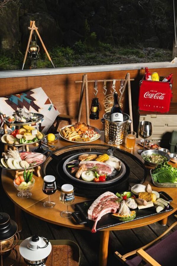 Breakfast and dinner served, barbecue - EQ Stay Hotel (Jeju City)