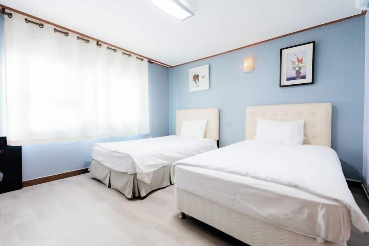 Premium bedding, individually decorated, blackout drapes, free WiFi