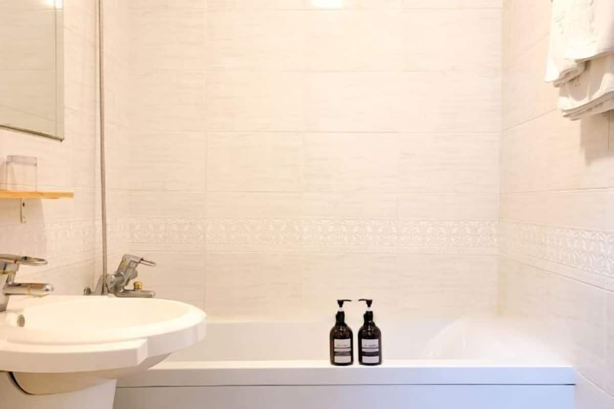 Gabungan pancuran/tab mandi, tab mandi rendaman dalam, pengering rambut