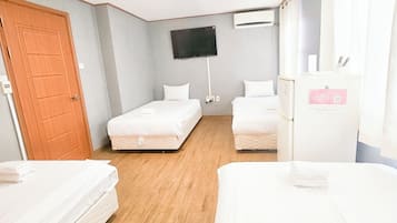 Shared Dormitory, Men Only for 4 pax / Private Bathroom (4 pax / price per person)