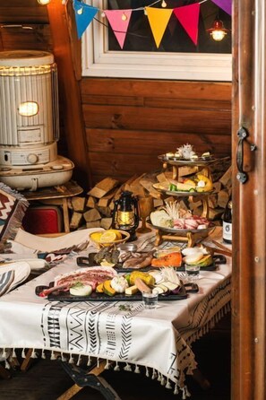 Breakfast and dinner served, barbecue - EQ Stay Hotel (Jeju City)