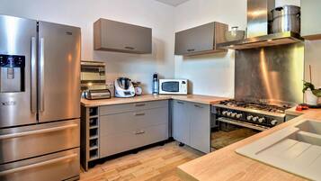 Een koelkast, een vaatwasser, een koffiezetapparaat/waterkoker