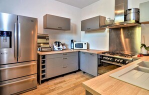 Refrigerador, microondas, lavavajillas y cafetera y tetera 