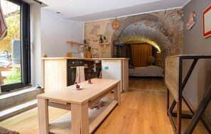 Réfrigérateur, lave-vaisselle, cafetière/bouilloire