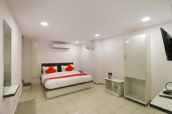 Hypo-allergenic bedding, in-room safe, desk, soundproofing