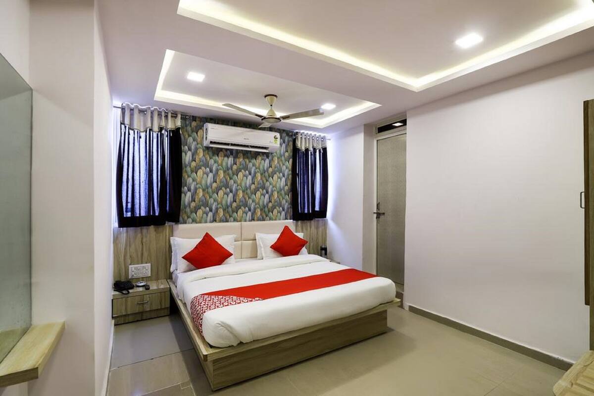 Deluxe AC Room | Hypo-allergenic bedding, in-room safe, desk, soundproofing